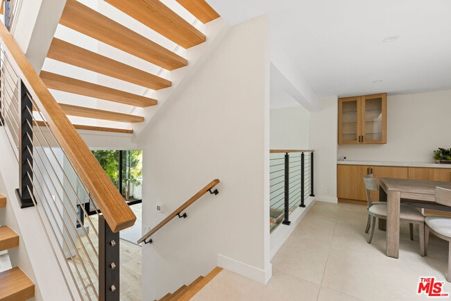 Building Photo - 1549 Palisades Dr