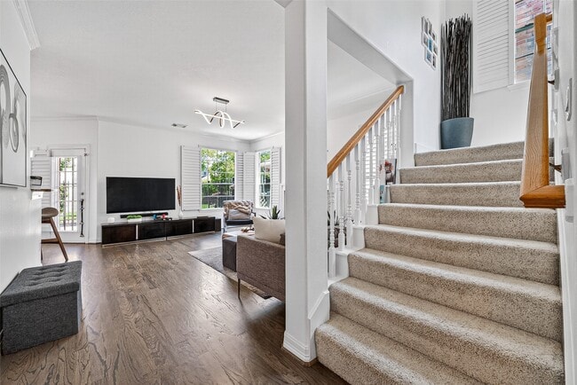 Building Photo - 1015 Enclave Square S