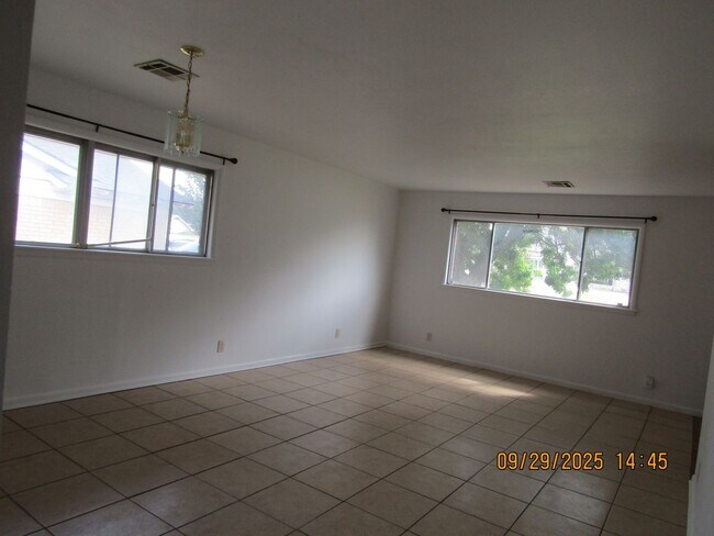 Building Photo - Very nice spacious home! No Carpet! Pet Fr...
