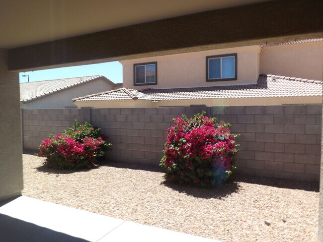 Building Photo - 2201 E Yuma Ave