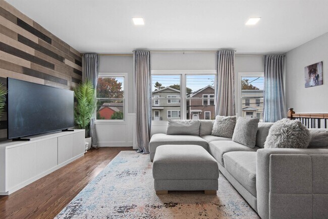 Building Photo - 114 Bleecker St