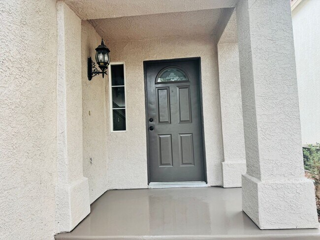 Building Photo - 4 Bedrooms Home For Rent
