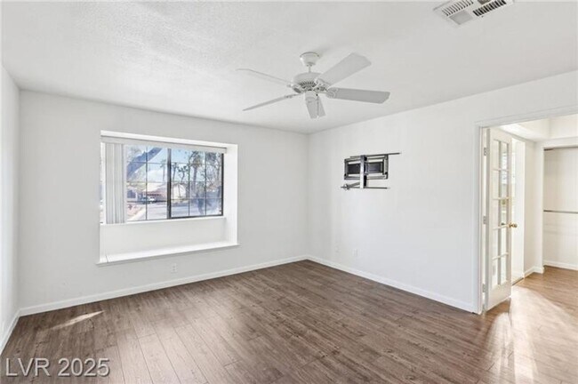 Building Photo - SPACIOUS 3BEDROOM SINGLE STORY TOWNHOME IN...