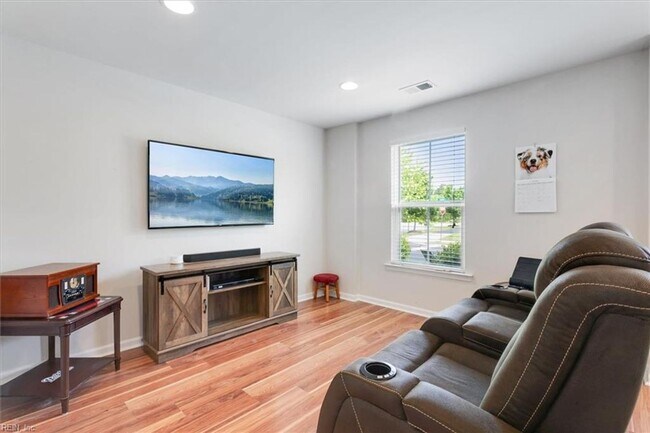 Building Photo - 3 bedroom/ 2 full bathroom and 1 half bathroom -Villages at Candle Station