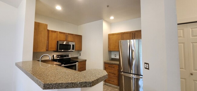 Building Photo - 2 Bed 2 Bath Top Floor Condo South Everett...