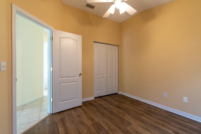 Building Photo - 704 Captains Dr