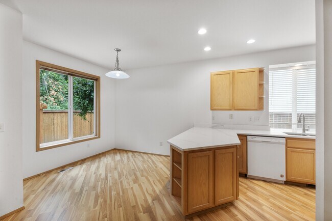 Building Photo - Spacious Townhome with Fenced In Back Yard
