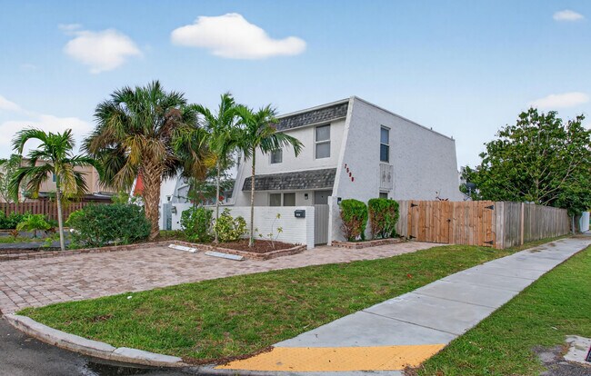 Building Photo - 7599 NW 73rd Terrace