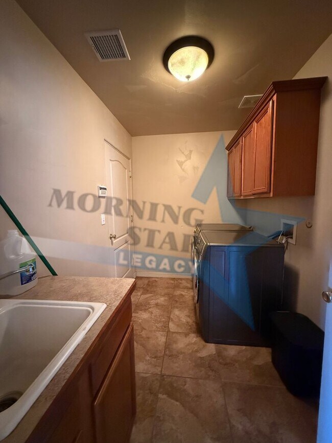 Building Photo - 3 Bedroom Energy-Efficient Home with Expansive Yard & Workshop!
