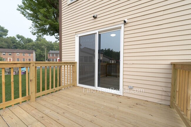 Building Photo - Freshly Painted, Pet-Friendly, Off-Street Parking, Walk to Carlisle HS!