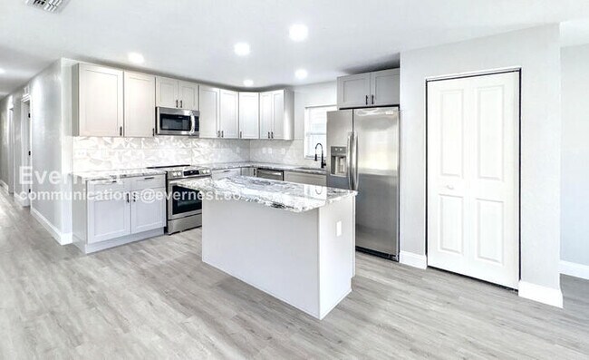 Building Photo - 4 Bed/2 Bath Home with Driveway / Availabl...