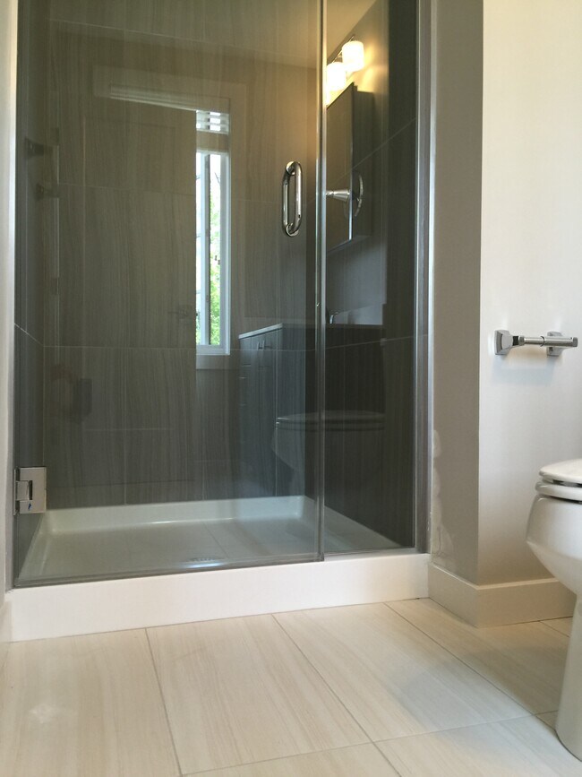 Building Photo - 912 N Buchanan Ct