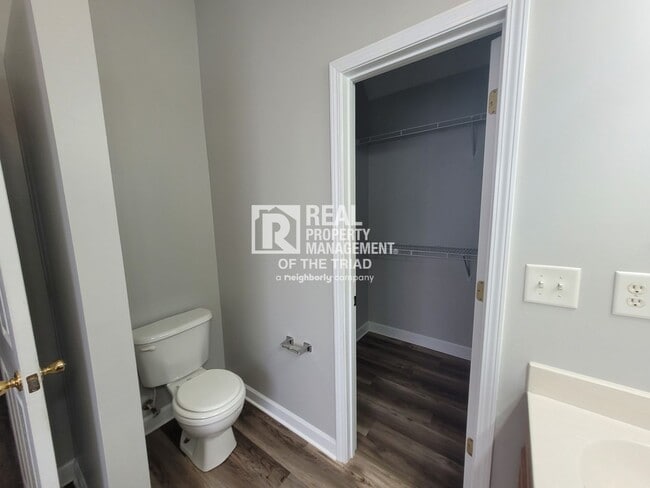 Building Photo - Newly Renovated Now Ready! One level 3BR/2...