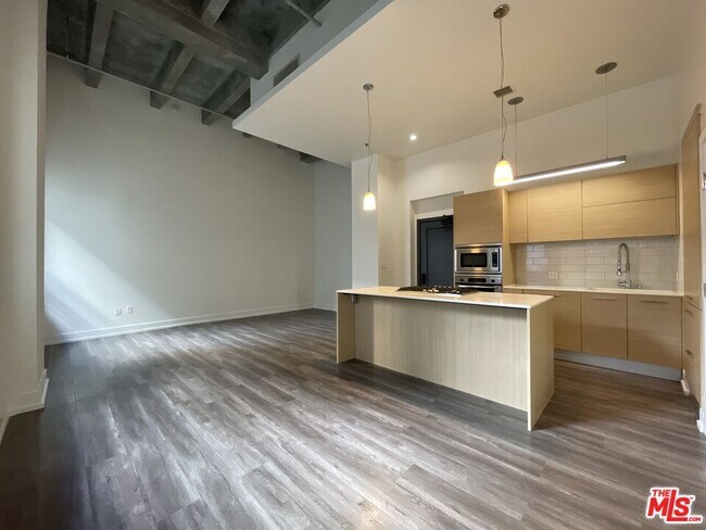 Building Photo - 727 W 7th St