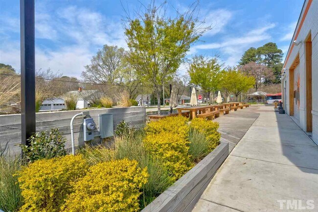 Building Photo - 1000 Brookside Dr