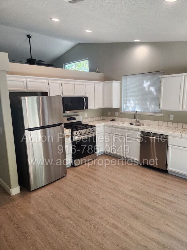 Building Photo - West Roseville 3 bedroom 2 bathroom 1406 sqft Three Car Garage Walking to Wood Creek High