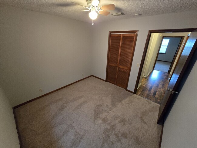 Building Photo - 425 Sunnyside Dr