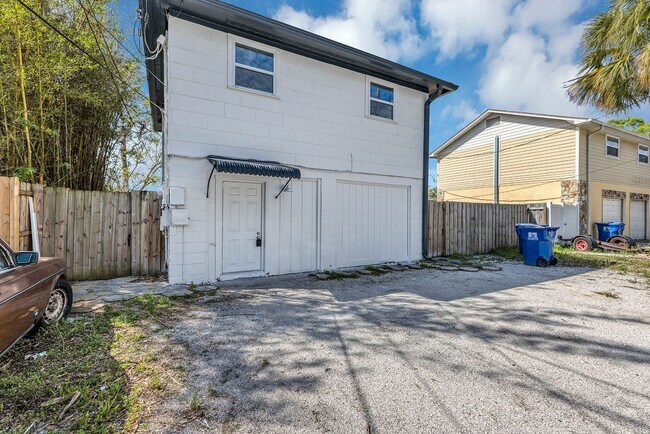 Building Photo - 2027 30th Ave N