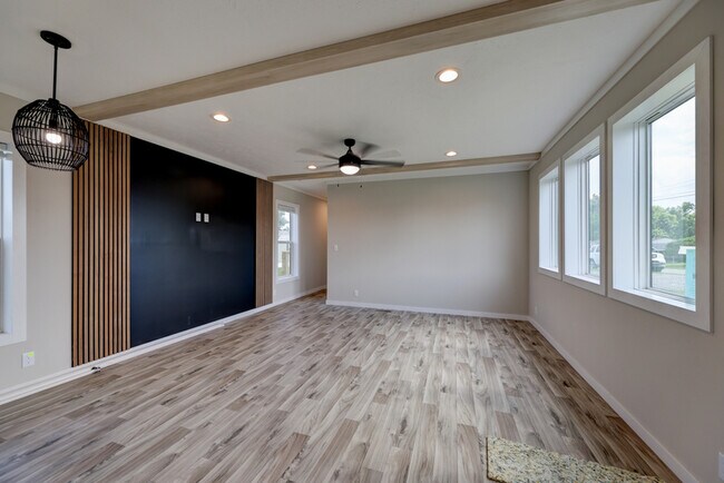 Building Photo - 5233 Clarksville Rd
