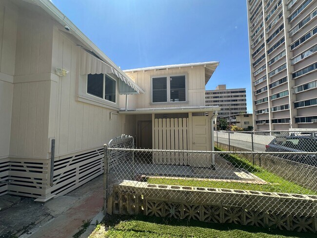 Building Photo - 1717 Kewalo St