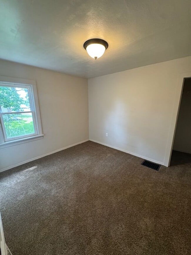 Building Photo - 2323 Shadybrook Dr