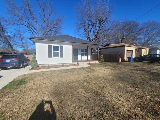 Building Photo - Home in Benton