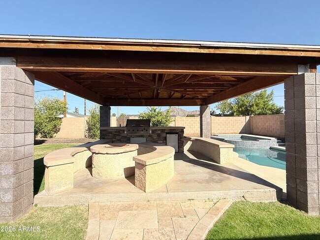 Building Photo - 5212 E Cambridge Ave