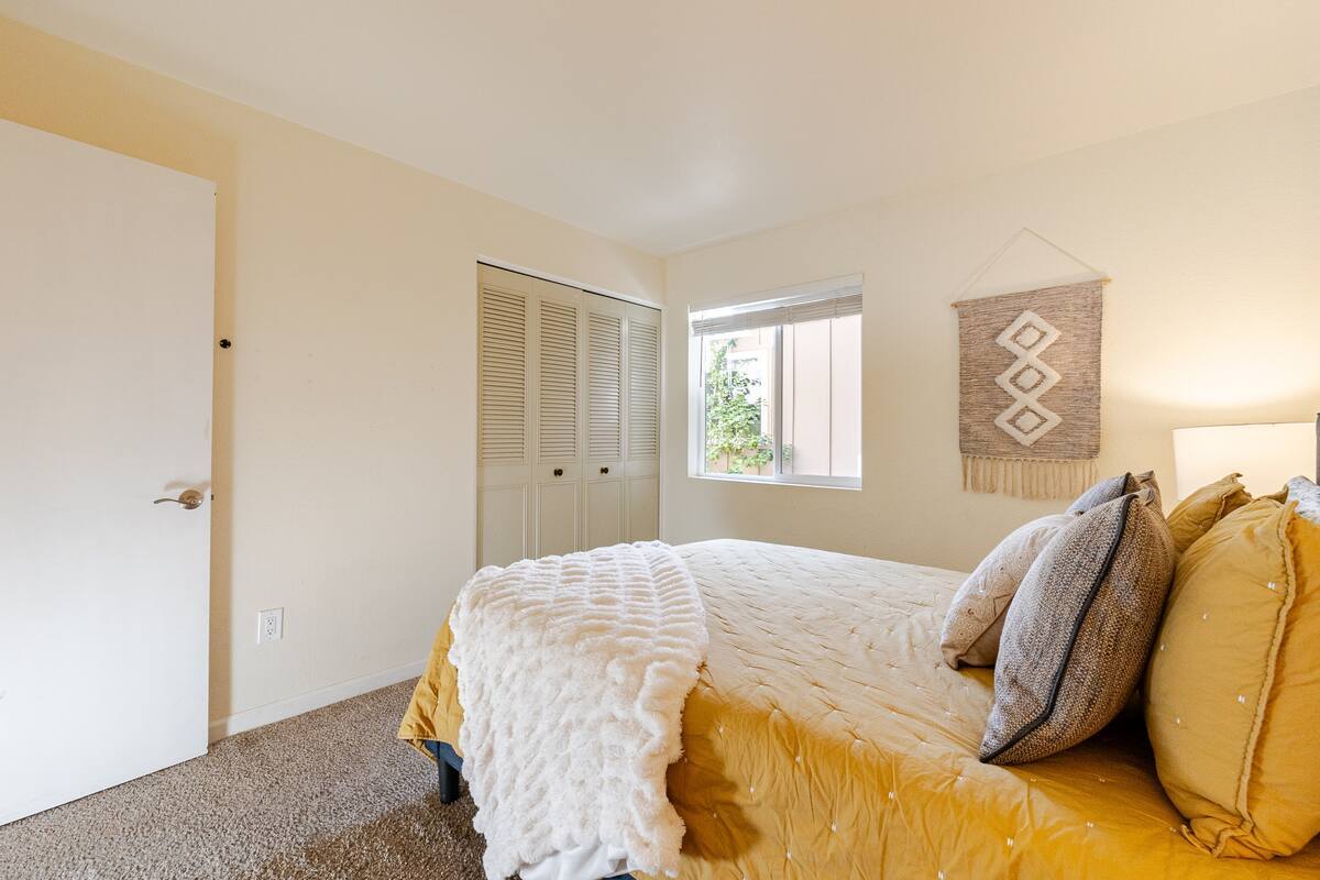 Building Photo - 606 E Colgate Dr