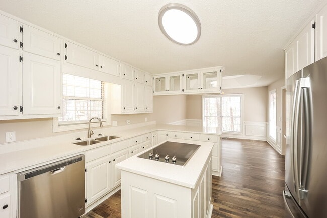 Building Photo - 4165 Golfview Dr