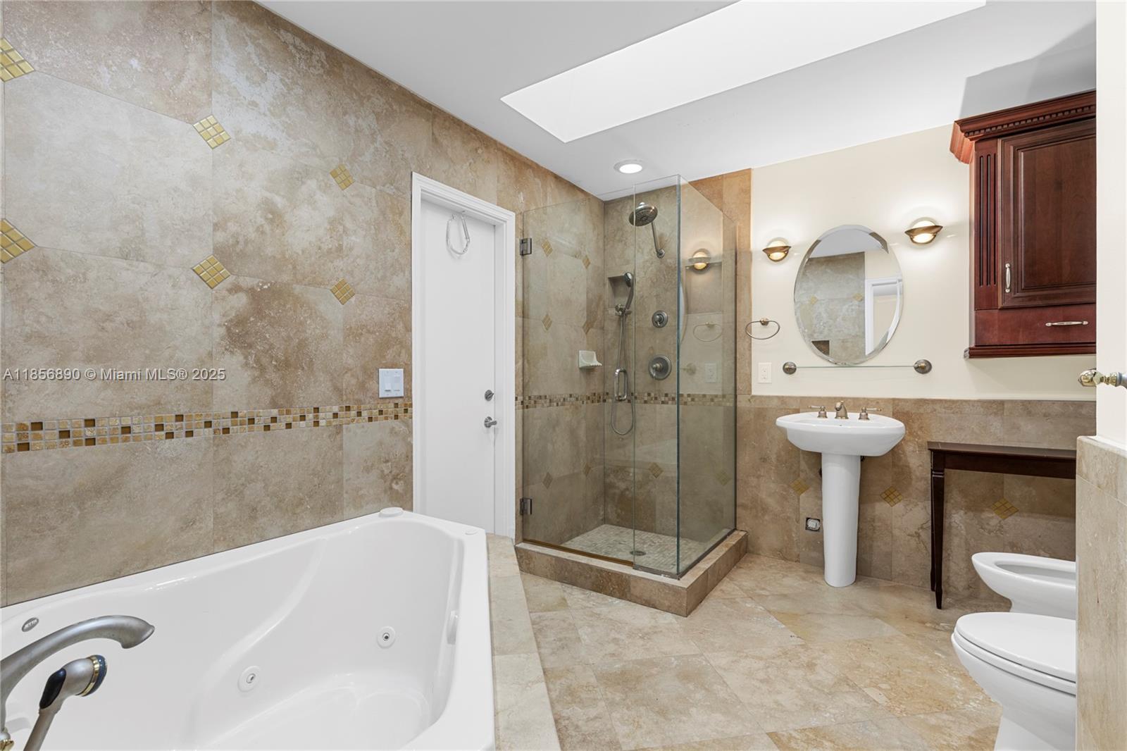 Building Photo - 15800 Surrey Cir