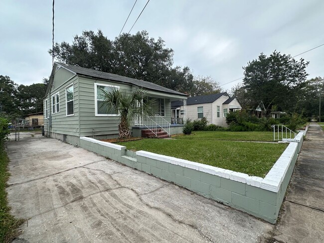 Building Photo - Ready Now- 3 Bedroom 1-Bathroom Home!