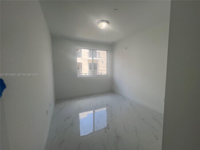 Building Photo - 1010 SW 69th Ave