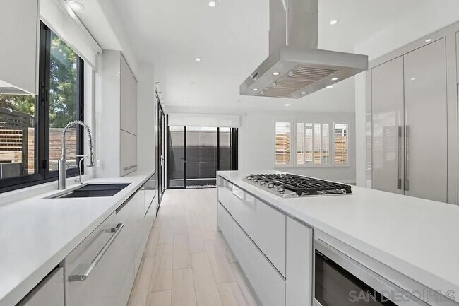 Building Photo - 561 Bayona Loop