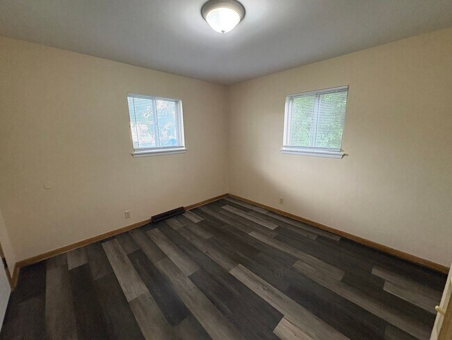 Building Photo - WOW! Look at this property ! You cant beat this price!