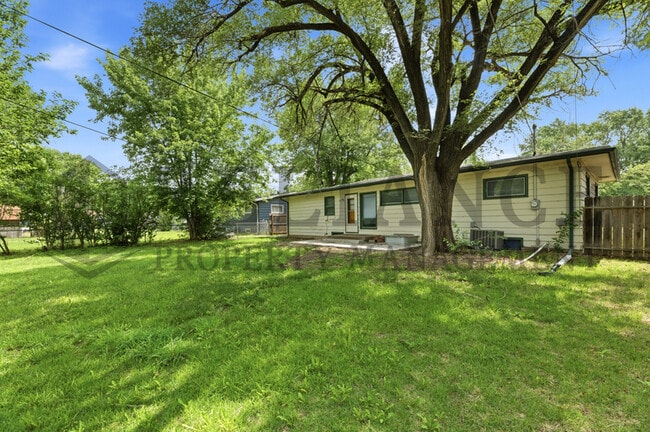 Building Photo - 1415 N Prairie Ln
