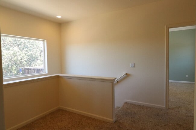 Building Photo - Beautiful Templeton Home