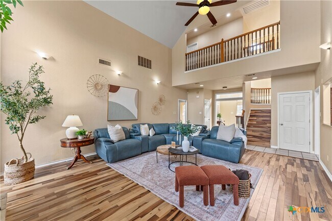 Building Photo - 1060 Great Oaks Dr
