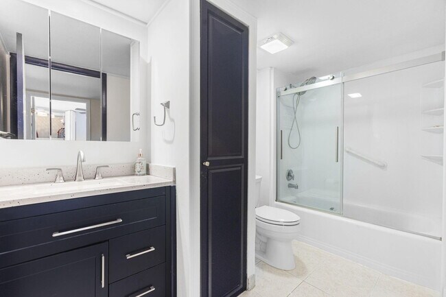 Building Photo - 5674 SE Riverboat Dr