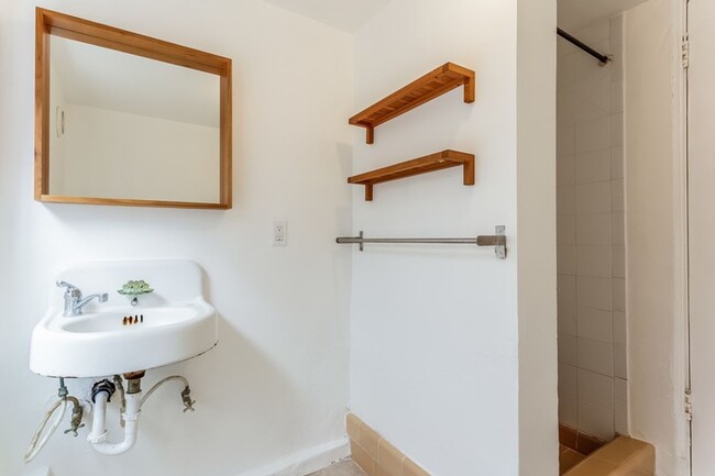 Building Photo - Fantastically Located Garden Apartment