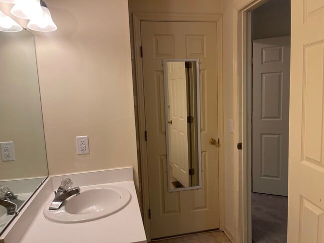 Building Photo - Beautiful 2-Bedroom Townhome in a Prime Location!