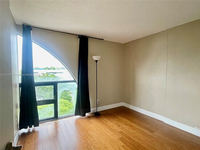 Building Photo - 2715 Tigertail Ave