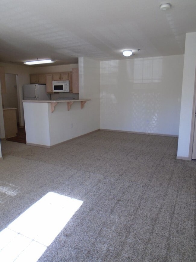 Building Photo - Roomy Main Floor Apartment!