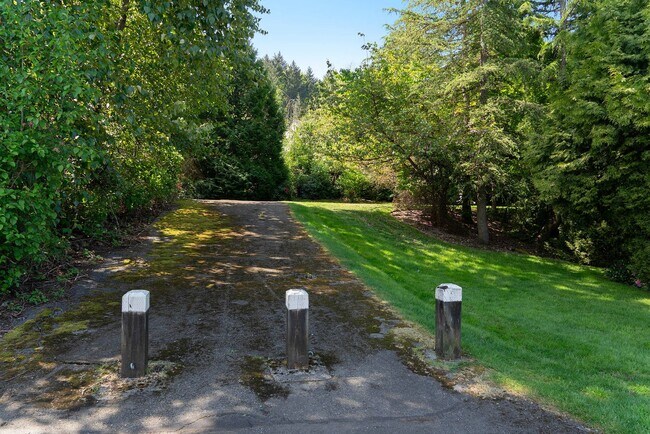 Building Photo - 3Bd/2Ba Issaquah Condo