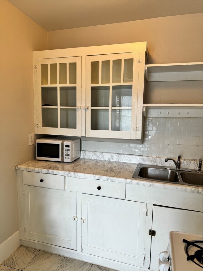 Building Photo - 903 Oakhurst St