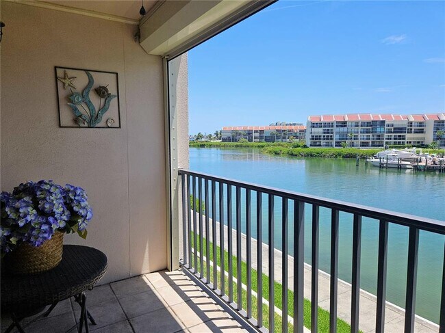 Building Photo - 7600 Sun Island Dr S
