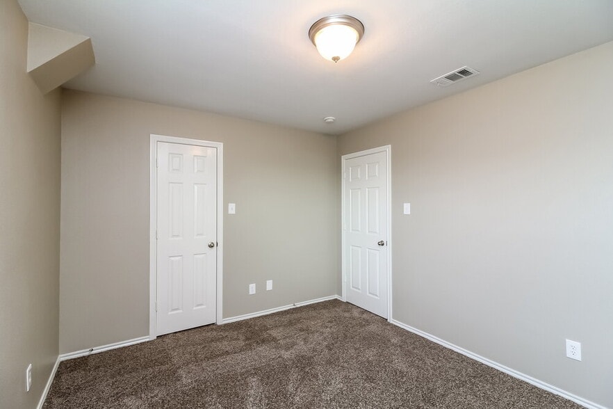 Building Photo - 1204 Seneca Pl