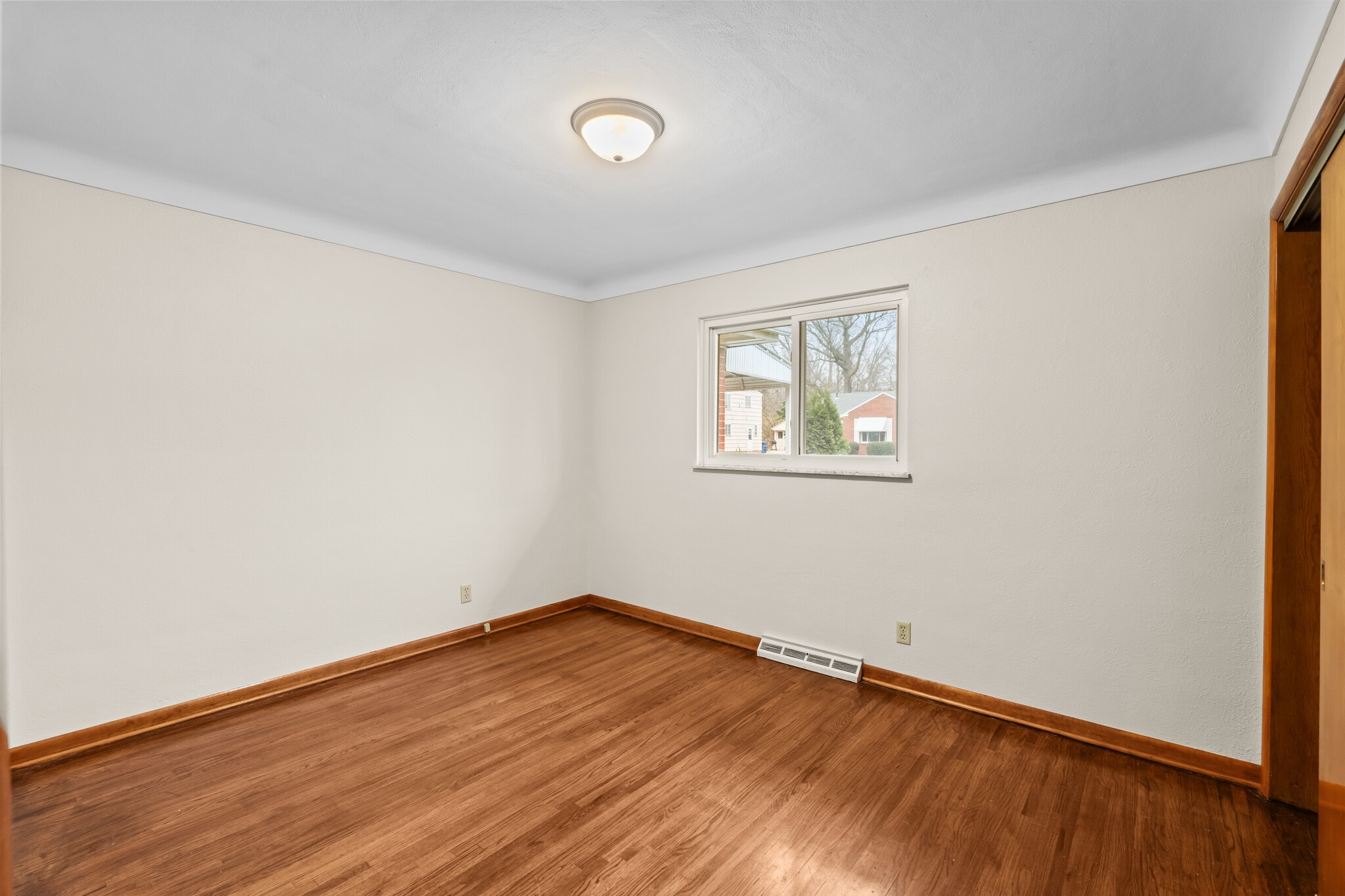 Building Photo - 5525 Sunnyside Dr