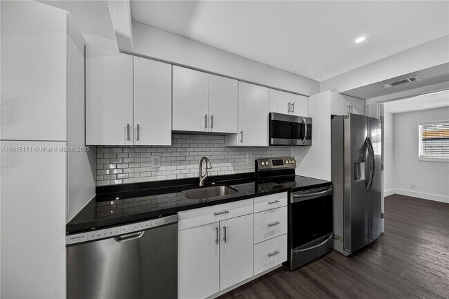 Building Photo - 924 NE 17th Terrace