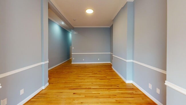Building Photo - Le Droit Park Renovated Three Bedroom W/Pa...