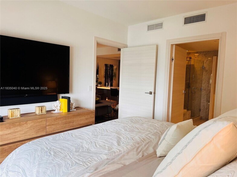 Building Photo - 801 S Miami Ave